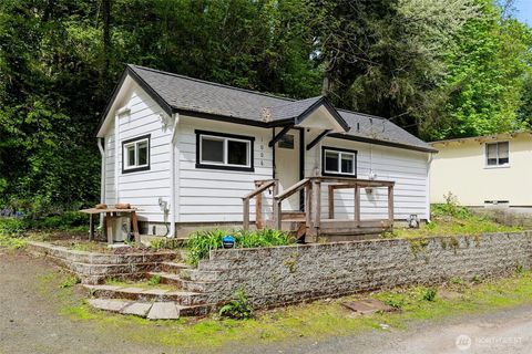 Photo of 1006 Arnold Avenue E, Port Orchard, WA 98366 (MLS # 2516553)