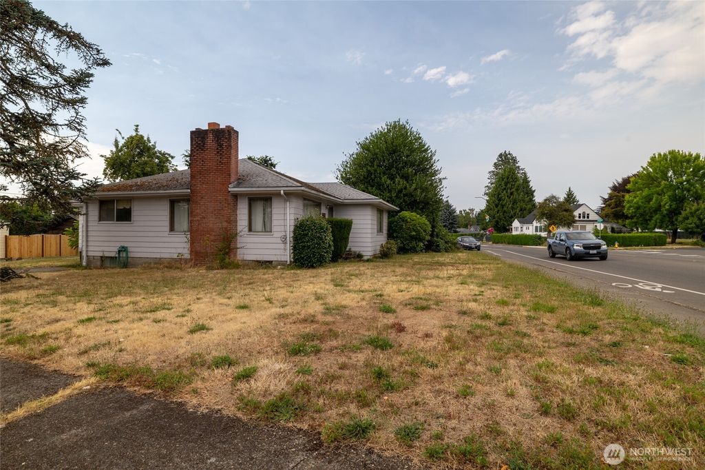 Photo of 201 Harrison Avenue, Centralia, WA 98531 (MLS # 2557984)