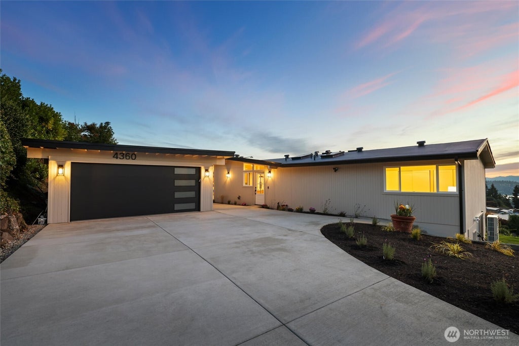 Photo of 4360 Somerset Boulevard SE, Bellevue, WA 98006 (MLS # 2581941)