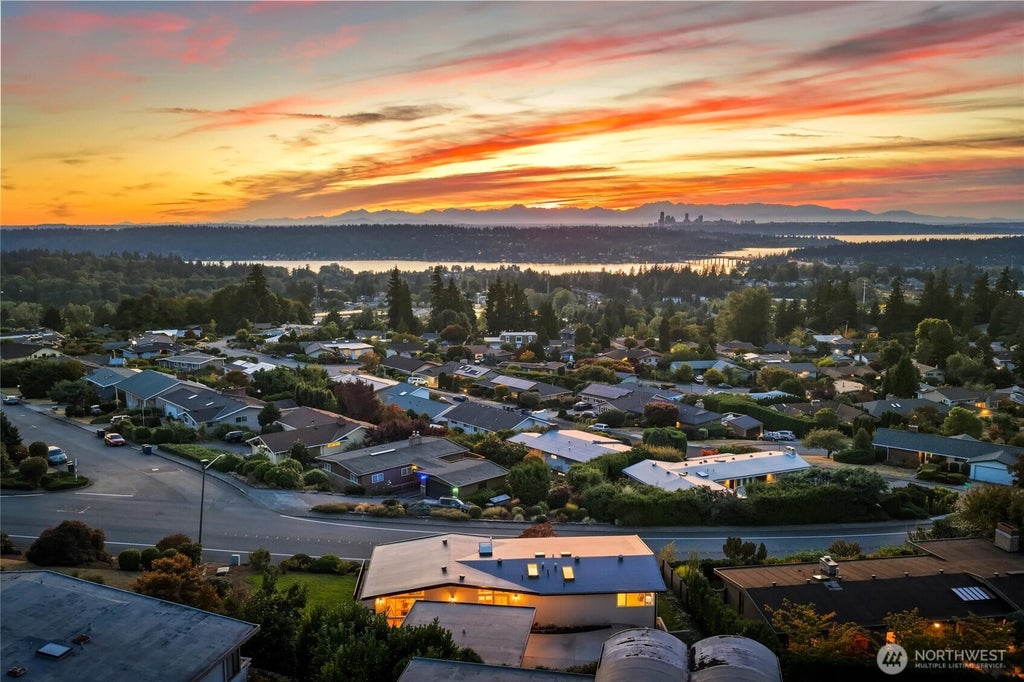 Photo of 4360 Somerset Boulevard SE, Bellevue, WA 98006 (MLS # 2581941)
