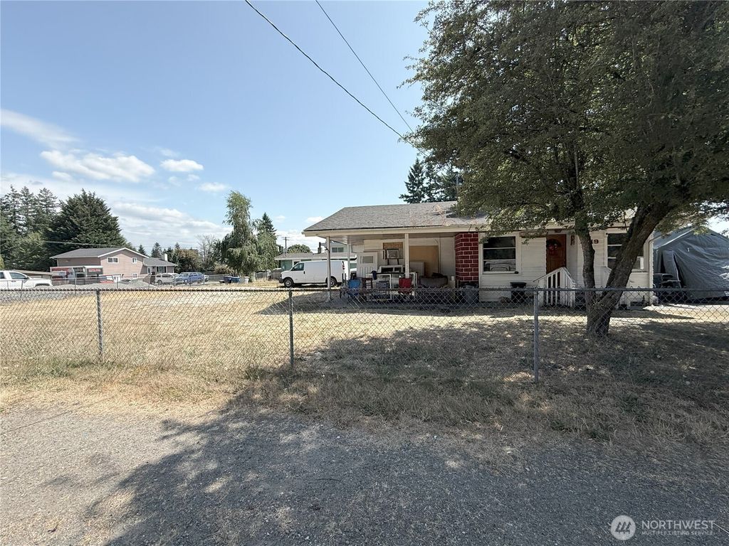 Photo of 3401 NE 12th St St, Renton, WA 98056 (MLS # 2439950)