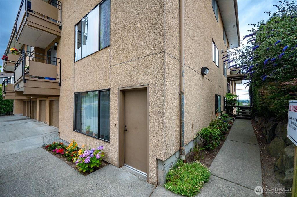 Photo of 3323 Oakes Avenue #1-12, Everett, WA 98201 (MLS # 2407341)