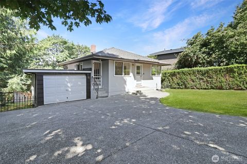 Photo of 1521 Lake Avenue S, Renton, WA 98055 (MLS # 2407474)