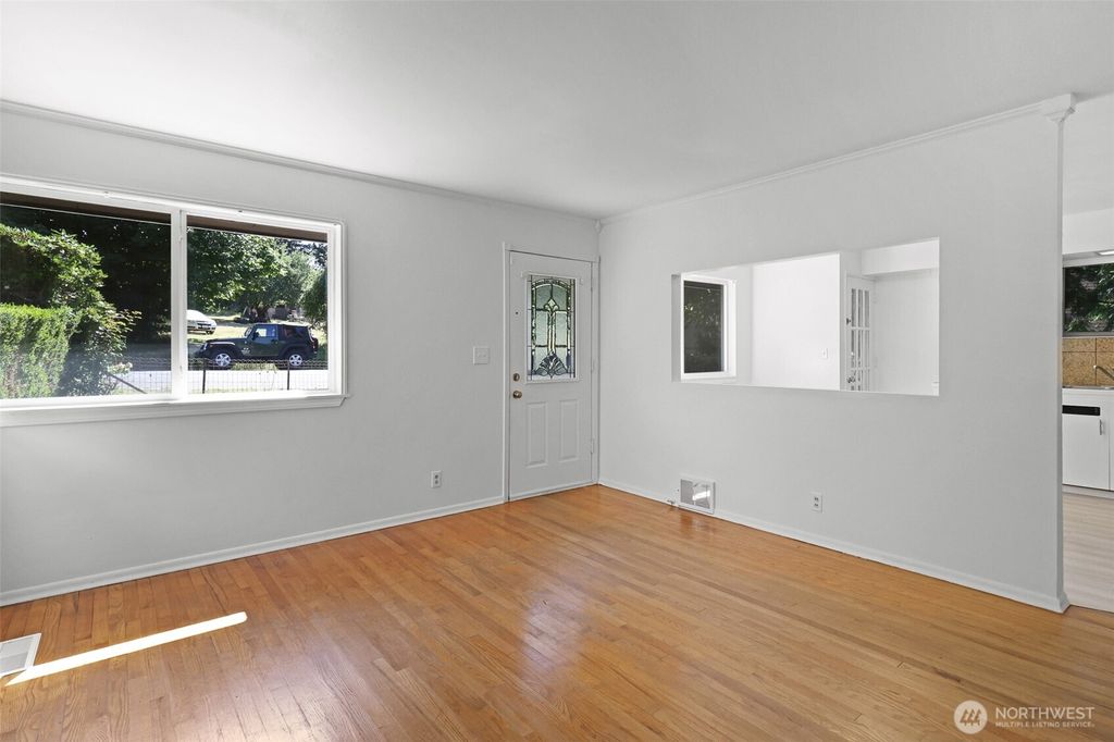 Photo of 1521 Lake Avenue S, Renton, WA 98055 (MLS # 2407474)
