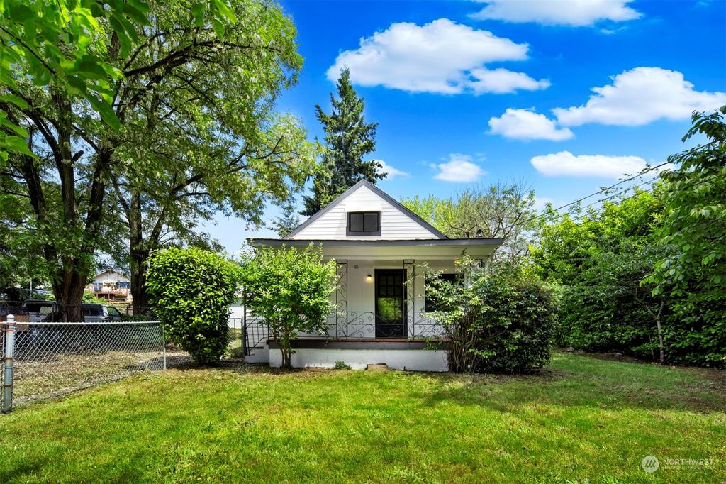 Photo of 11042 21st Avenue SW, Seattle, WA 98146 (MLS # 2246567)