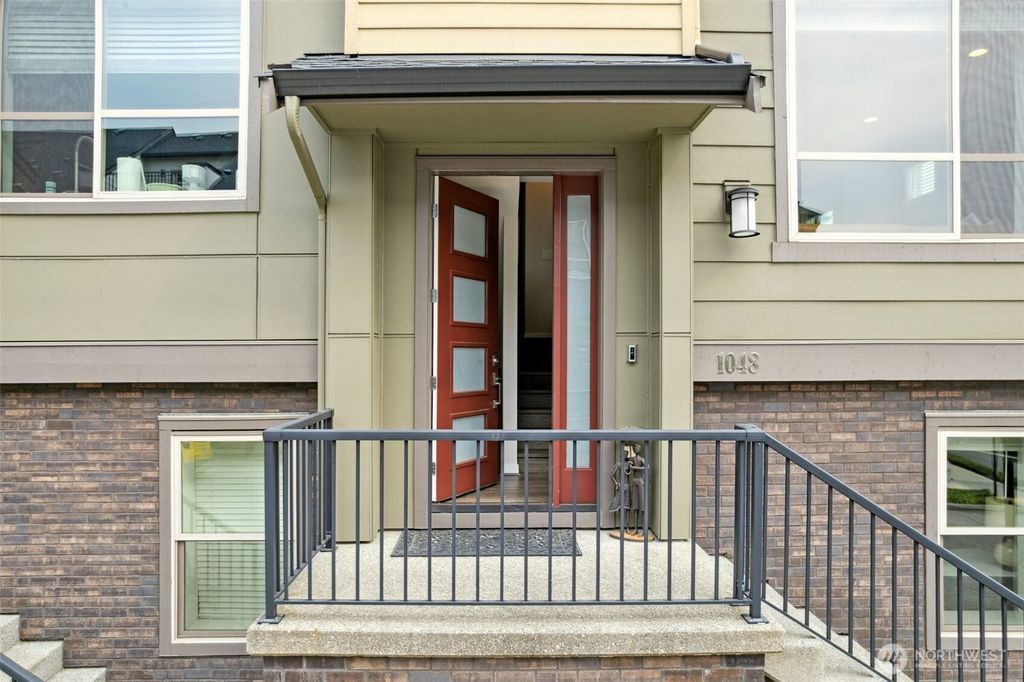 Photo of 1048 7th Avenue NE, Issaquah, WA 98029 (MLS # 2437803)