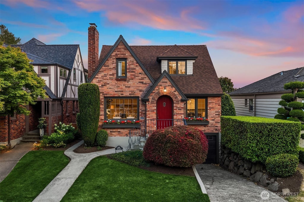 Photo of 4319 NE 44th Street, Seattle, WA 98105 (MLS # 2554337)