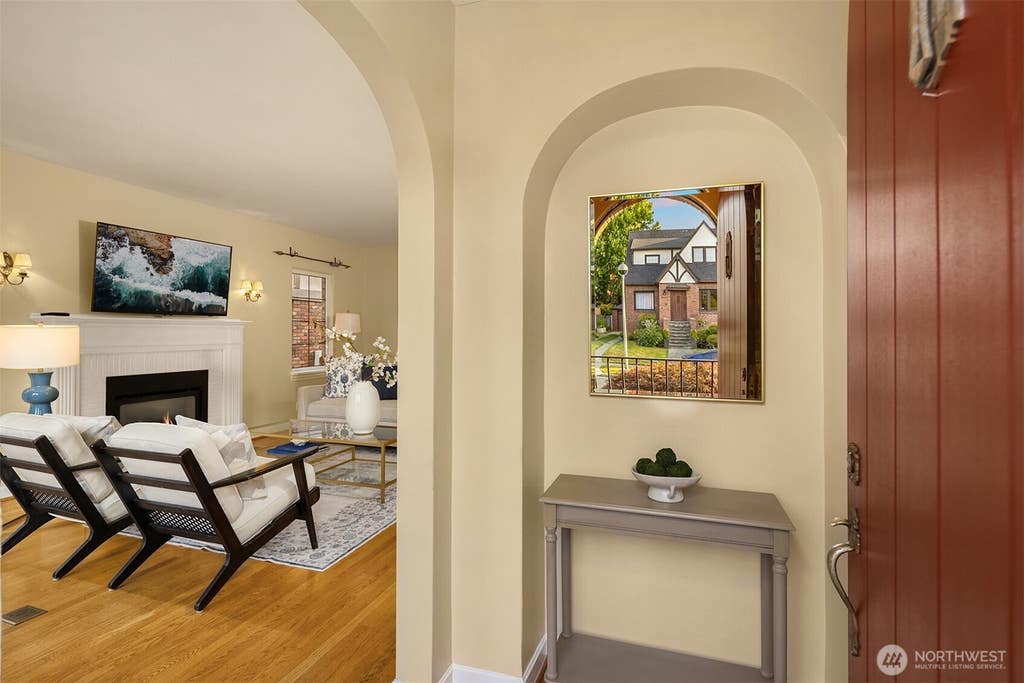 Photo of 4319 NE 44th Street, Seattle, WA 98105 (MLS # 2554337)