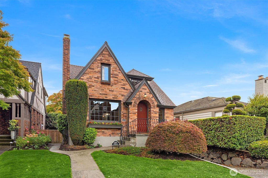 Photo of 4319 NE 44th Street, Seattle, WA 98105 (MLS # 2554337)