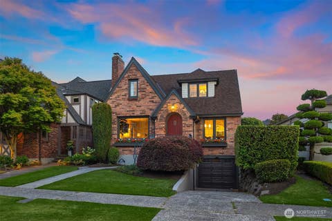 Photo of 4319 NE 44th Street, Seattle, WA 98105 (MLS # 2554337)