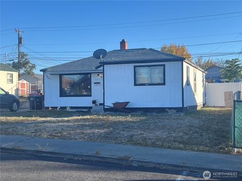 Photo of 321 W Loop Drive, Moses Lake, WA 98837 (MLS # 2445709)