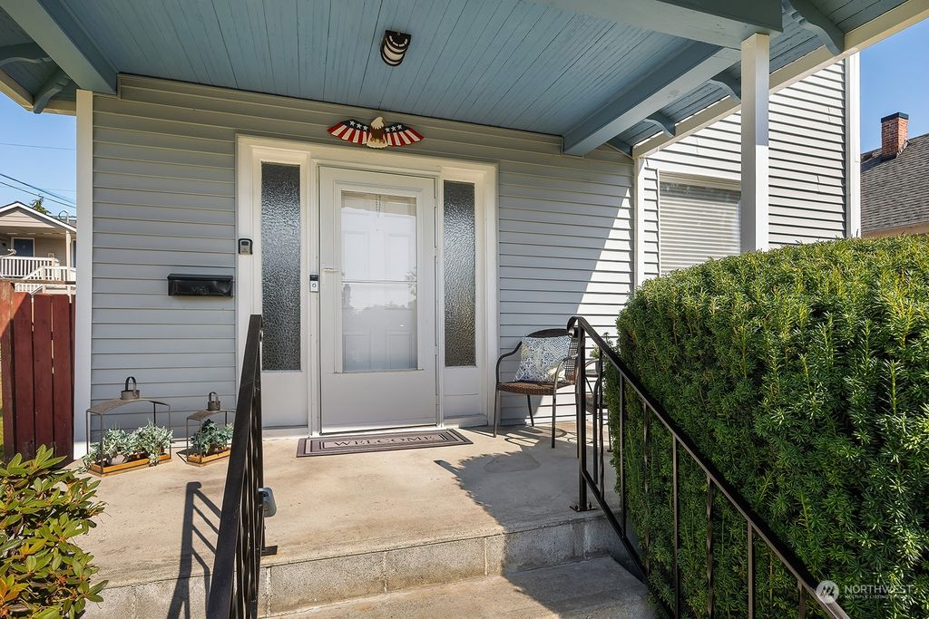 Photo of 2517 Virginia Avenue, Everett, WA 98201 (MLS # 2274772)