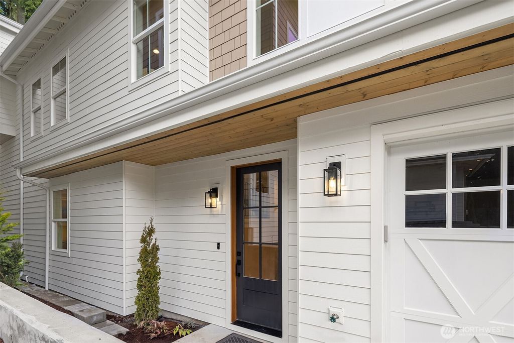 Photo of 11814 NE 103rd Place, Kirkland, WA 98033 (MLS # 2477651)