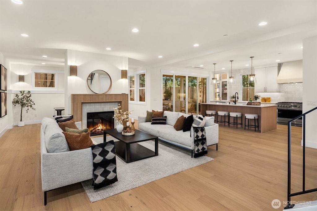 Photo of 11814 NE 103rd Place, Kirkland, WA 98033 (MLS # 2477651)