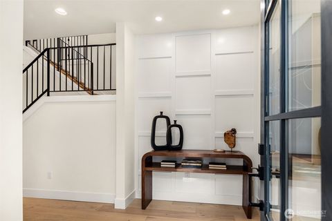 Photo of 11814 NE 103rd Place, Kirkland, WA 98033 (MLS # 2477651)