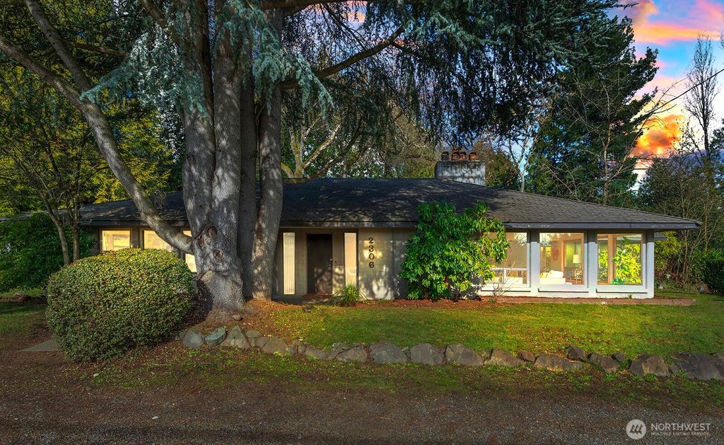 Photo of 2306 NE 105th Street, Seattle, WA 98125 (MLS # 2478388)