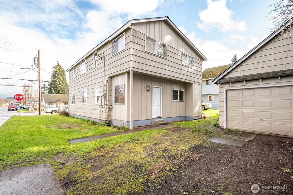 Photo of 301 SW 5th Avenue, Kelso, WA 98626 (MLS # 2487338)