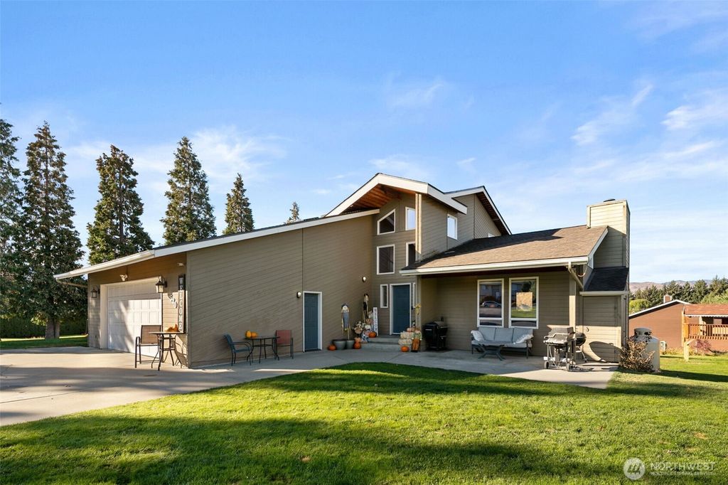 Photo of 530 S Lynn Ave, East Wenatchee, WA 98802 (MLS # 2500614)