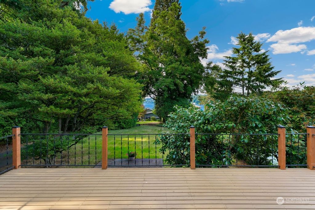 Photo of 9412 SE 33rd Street, Mercer Island, WA 98040 (MLS # 2131829)