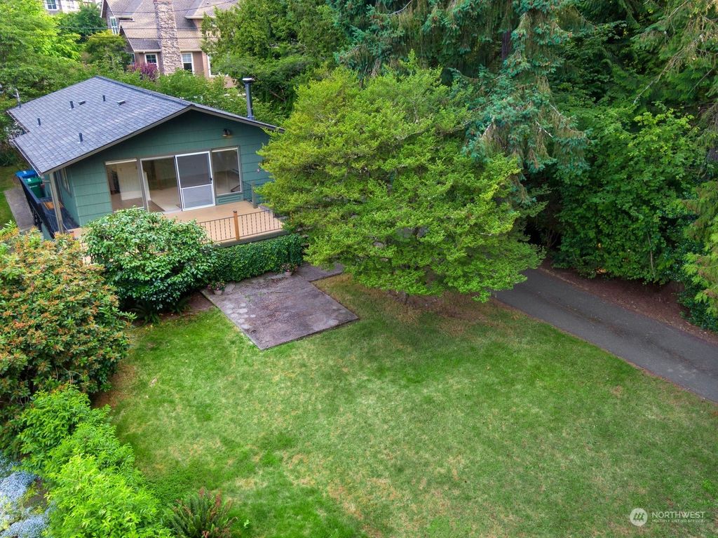 Photo of 9412 SE 33rd Street, Mercer Island, WA 98040 (MLS # 2131829)