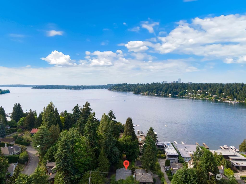 Photo of 9412 SE 33rd Street, Mercer Island, WA 98040 (MLS # 2131829)