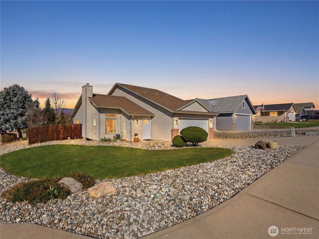 Photo of 316 S Mary Avenue, East Wenatchee, WA 98802 (MLS # 2498257)