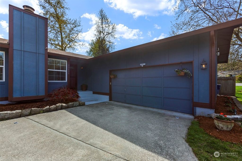 Photo of 32020 16th Place SW, Federal Way, WA 98023 (MLS # 2220176)