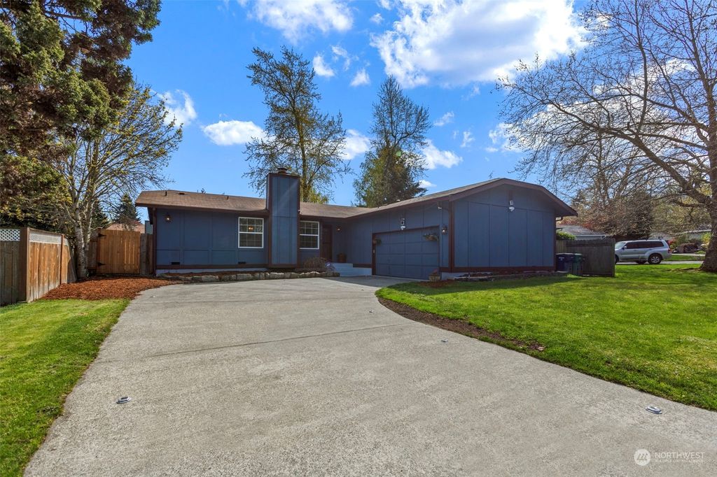 Photo of 32020 16th Place SW, Federal Way, WA 98023 (MLS # 2220176)