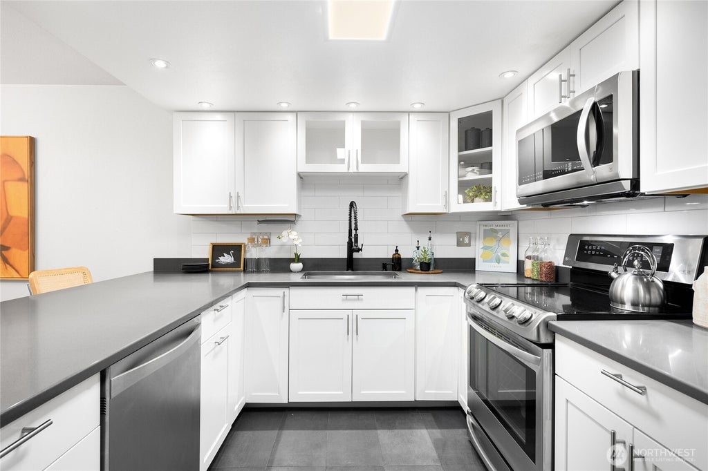 Photo of 14651 NE 40th Street #F5, Bellevue, WA 98007 (MLS # 2565405)
