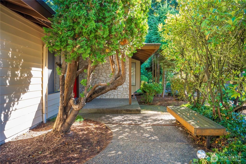 Photo of 1102 S 248th Street, Des Moines, WA 98198 (MLS # 2438748)