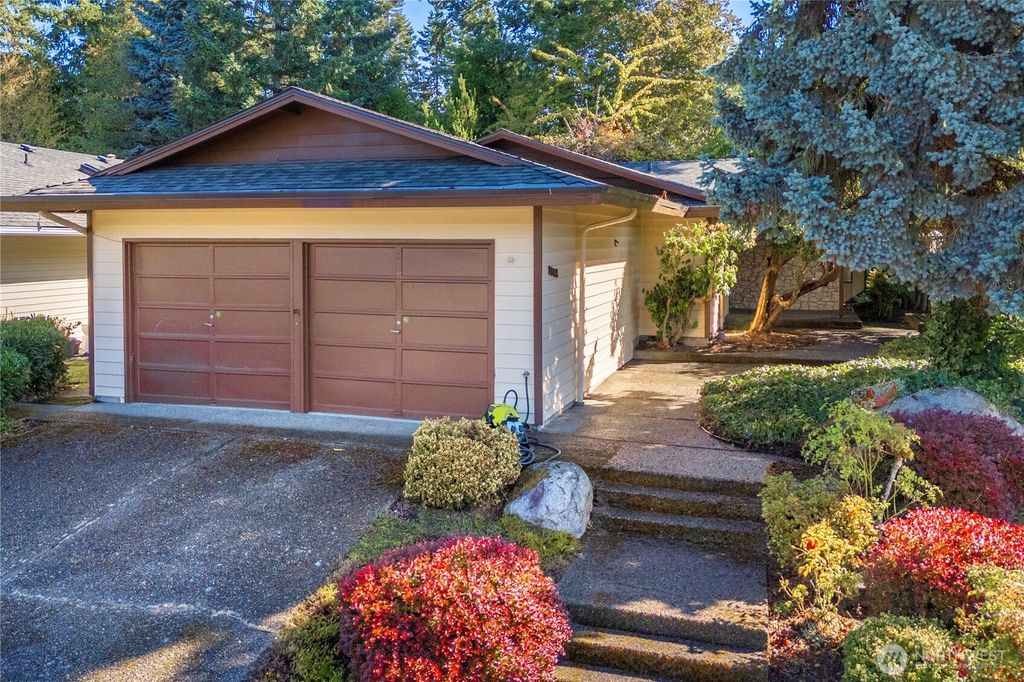 Photo of 1102 S 248th Street, Des Moines, WA 98198 (MLS # 2438748)
