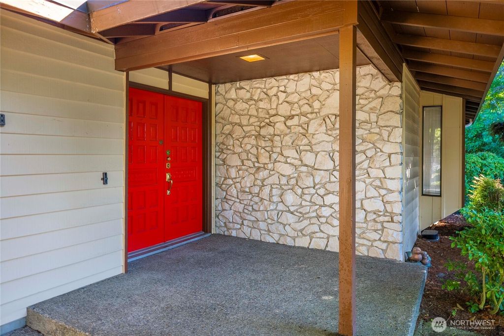 Photo of 1102 S 248th Street, Des Moines, WA 98198 (MLS # 2438748)