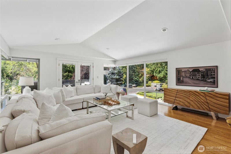 2202 Sahalee Drive E