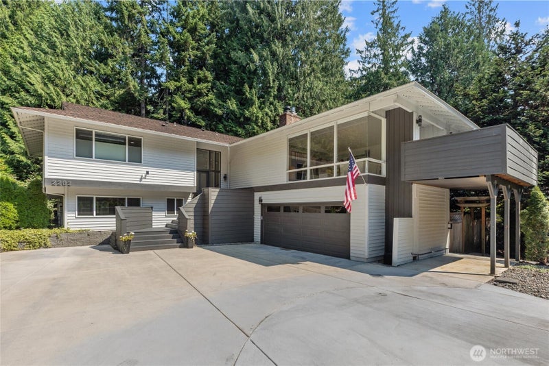 2202 Sahalee Drive E