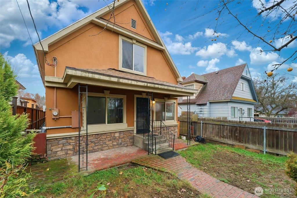 Photo of 818 Hobson Street, Walla Walla, WA 99362 (MLS # 2454923)