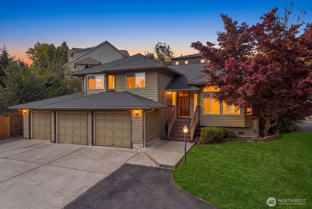 Photo of 15928 Larch Way, Lynnwood, WA 98087 (MLS # 2584262)