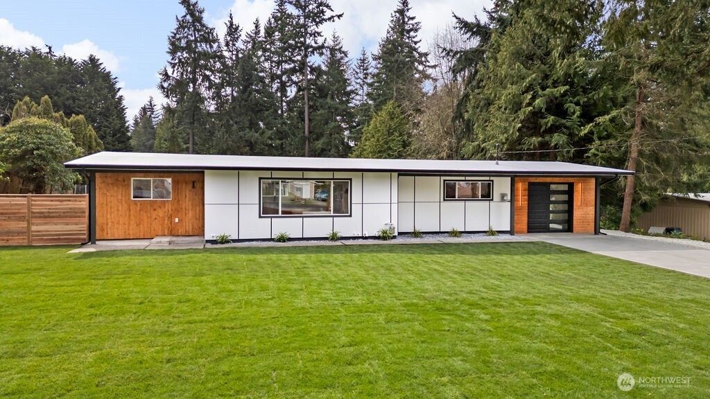 Photo of 1405 SW 304th Street, Federal Way, WA 98023 (MLS # 2343848)