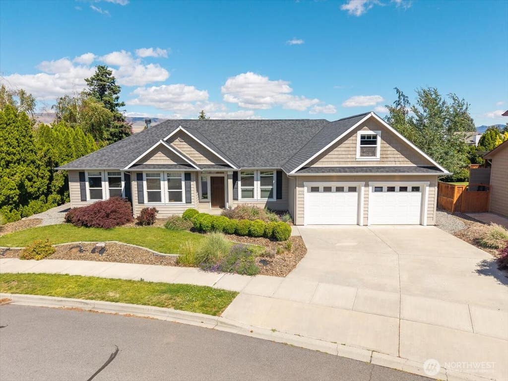 Photo of 105 Pickens Street, Wenatchee, WA 98801 (MLS # 2539076)