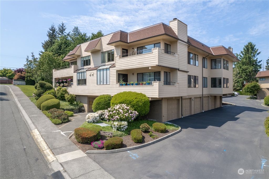 Photo of 910 S 248th Street #4, Des Moines, WA 98198 (MLS # 2072355)