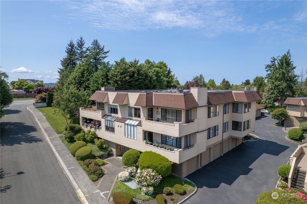 Photo of 910 S 248th Street #4, Des Moines, WA 98198 (MLS # 2072355)