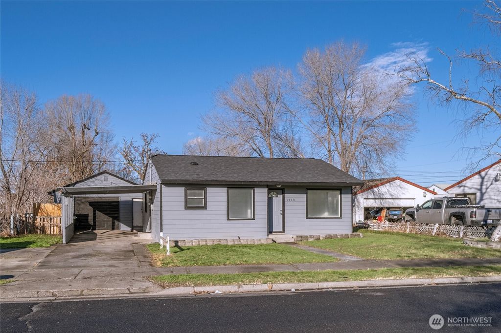 Photo of 1820 W Lakeside Drive Dr, Moses Lake, WA 98837 (MLS # 2491756)