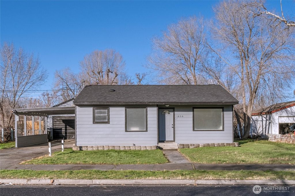 Photo of 1820 W Lakeside Drive Dr, Moses Lake, WA 98837 (MLS # 2491756)