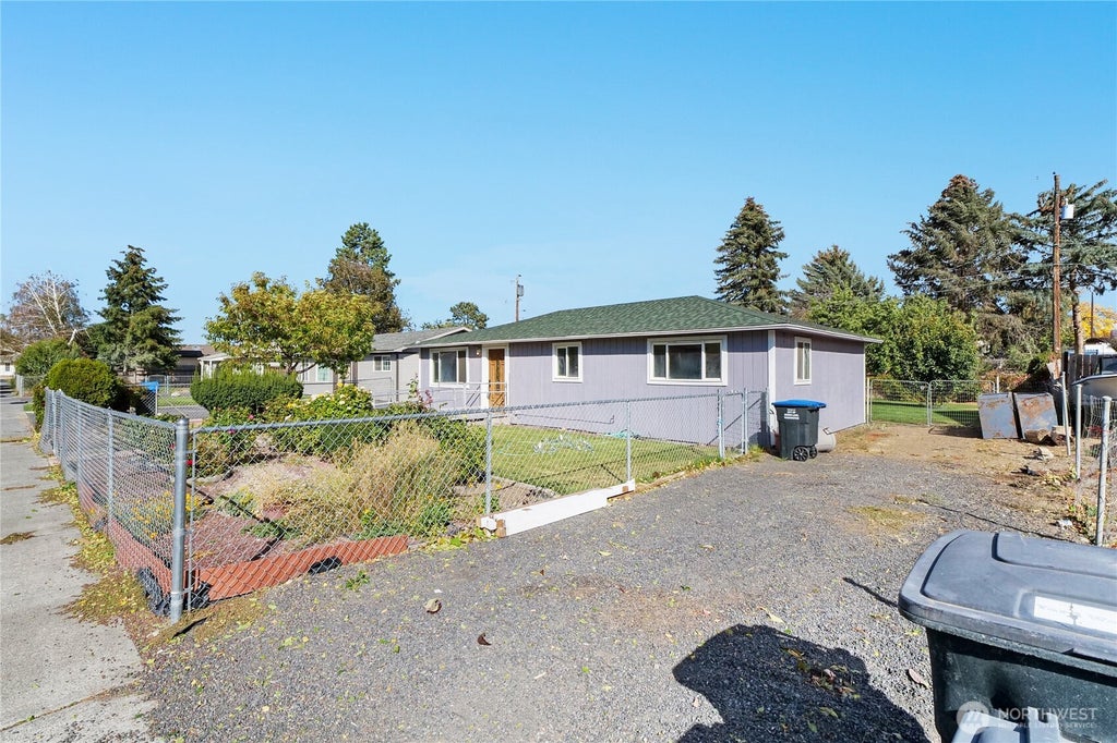 Photo of 1539 N Mary Street, Moses Lake, WA 98837 (MLS # 2588253)