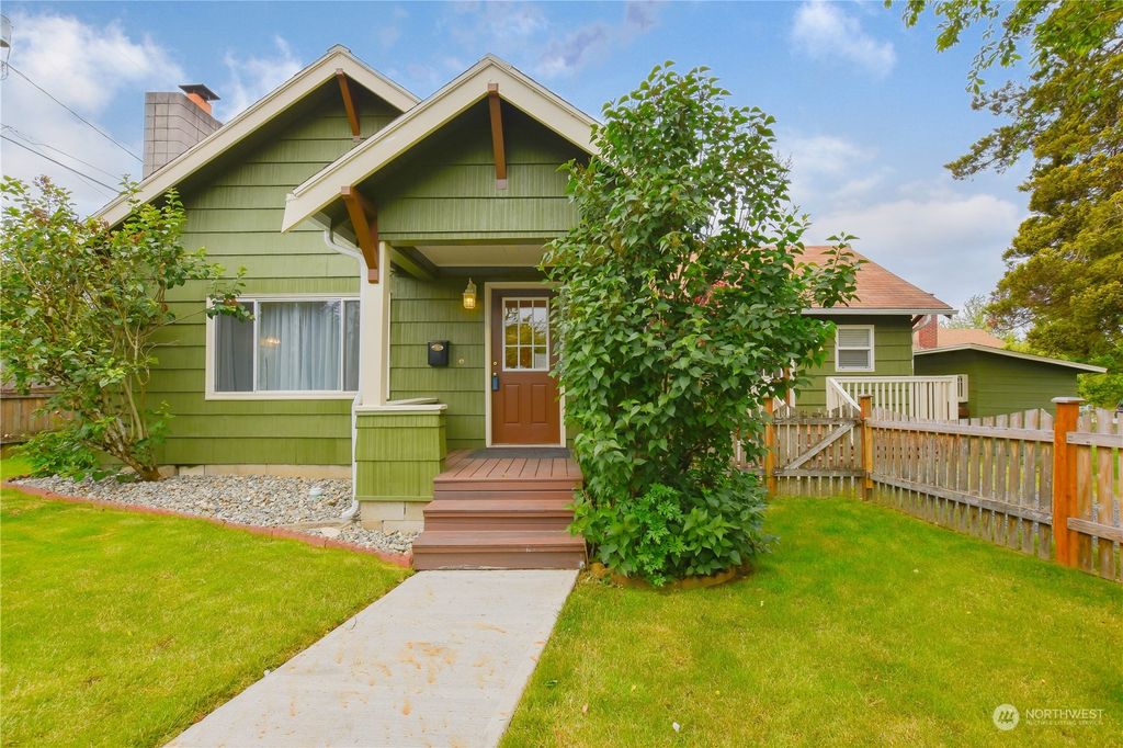 Photo of 1432 Oakes Avenue, Everett, WA 98201 (MLS # 2250910)