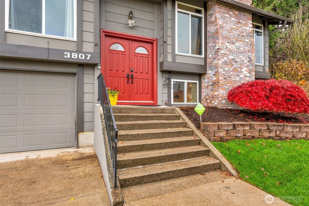 Photo of 3807 SW 327th Street, Federal Way, WA 98023 (MLS # 2452311)