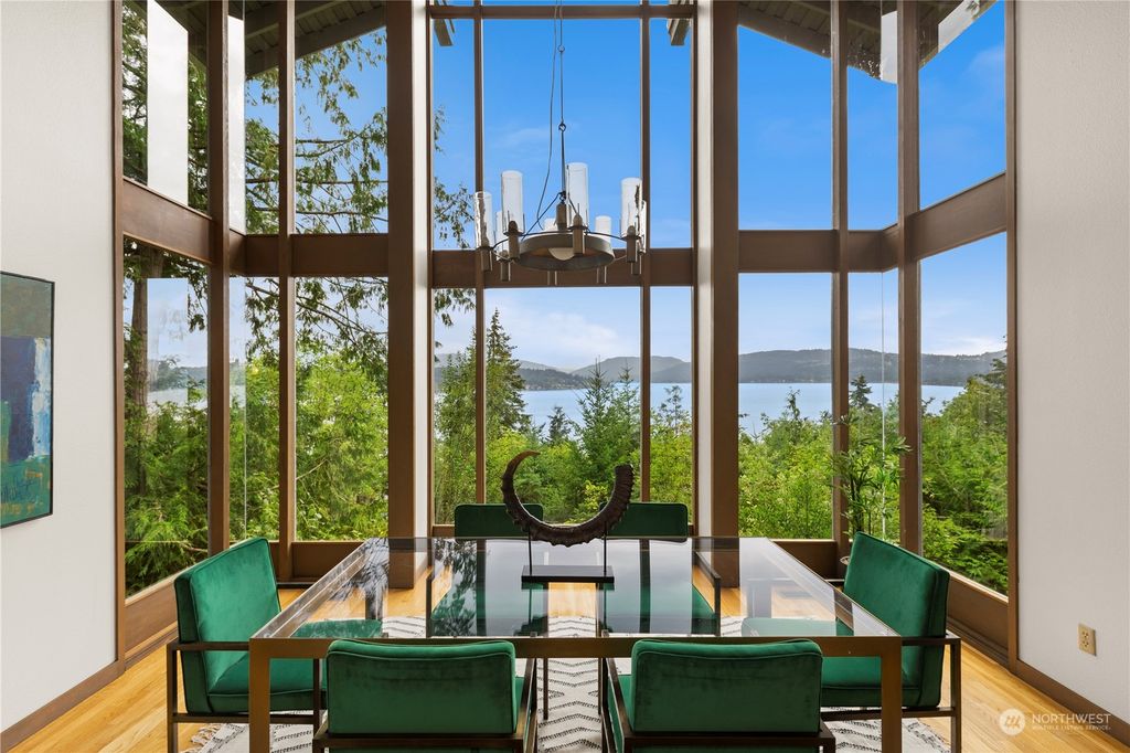 Photo of 659 W Lake Sammamish Parkway NE, Bellevue, WA 98008 (MLS # 2298701)