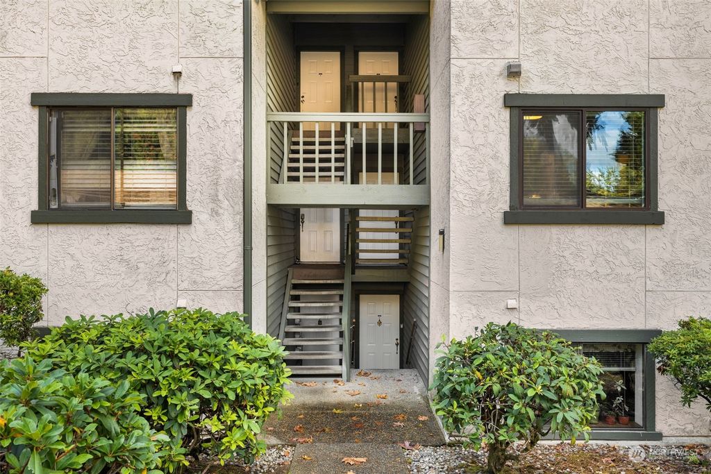 Photo of 12711 NE 129th Court #G204, Kirkland, WA 98034 (MLS # 2294052)