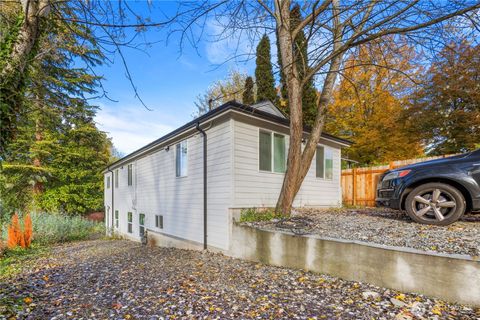 Photo of 900 NE 105th St St, Seattle, WA 98125 (MLS # 2455342)