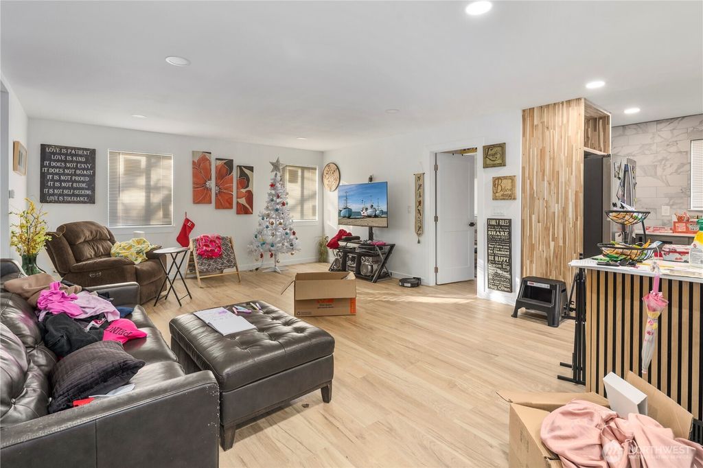 Photo of 900 NE 105th St St, Seattle, WA 98125 (MLS # 2455342)