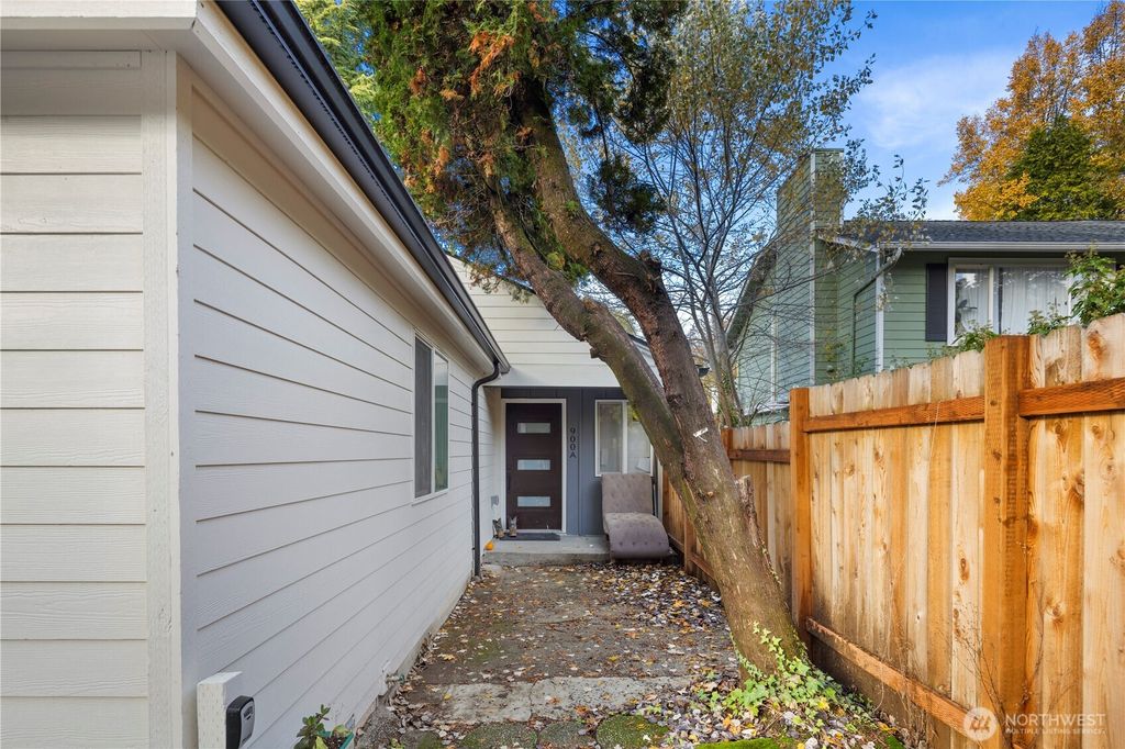 Photo of 900 NE 105th St St, Seattle, WA 98125 (MLS # 2455342)